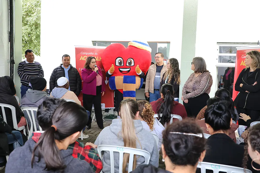 Pinhais inicia entrega de roupas arrecadadas na Campanha do Agasalho 8 Durante o evento, a prefeita Rosa Maria reforçou a importância do engajamento comunitário na iniciativa