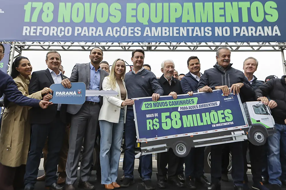 Ratinho Junior entrega veículos e equipamentos à gestão ambiental 6 Governador Ratinho Junior realiza a entrega das chaves dos novos veículos para os prefeitos paranaenses