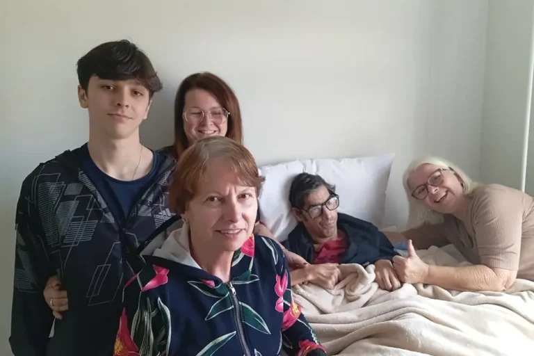 Serviço de Proteção Social Especial de Alta Complexidade promove o reencontro familiar de mãe e filho após duas décadas