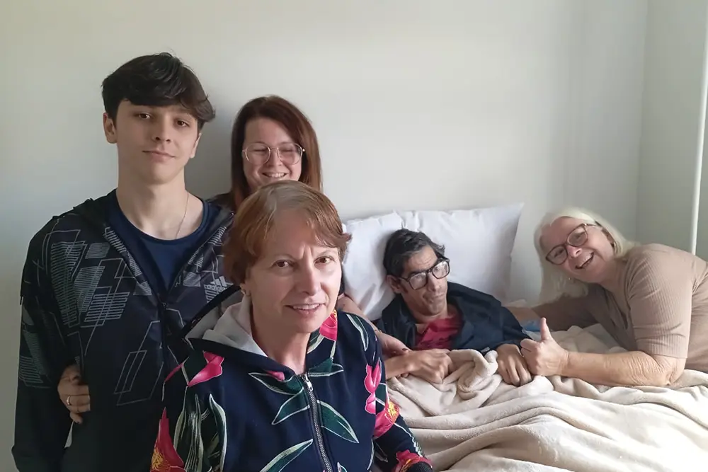 Alta Complexidade de Pinhais promove reencontro familiar após anos de separação 2 Serviço de Proteção Social Especial de Alta Complexidade promove o reencontro familiar de mãe e filho após duas décadas