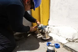 Hidrômetros modernos utilizam plásticos de alta resistência e vidros temperados para suportar pressões