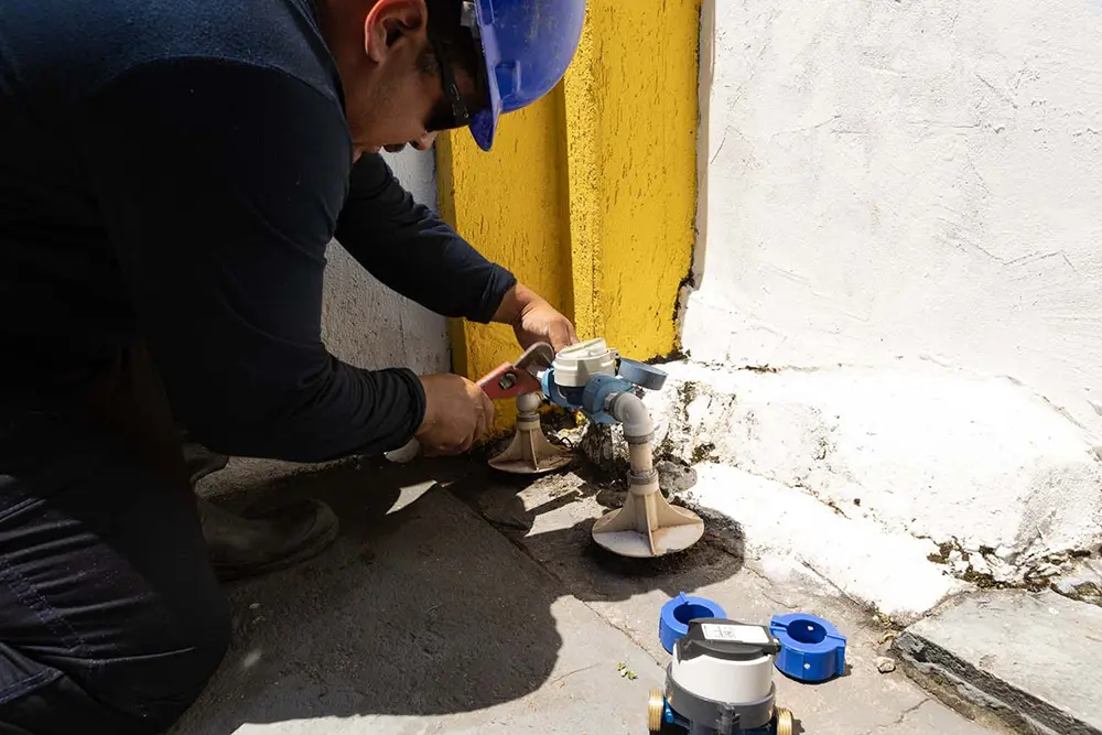 Hidrômetros modernos utilizam plásticos de alta resistência e vidros temperados para suportar pressões