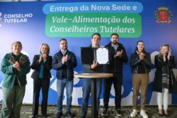 Eduardo Pimentel com o secretário de Desenvolvimento Humano, Carlos Eduardo Pijak, vereadores e demais autoridades, inaugura a nova sede do Conselho Tutelar e sanciona lei que institui o vale-alimentação para os conselheiros tutelares