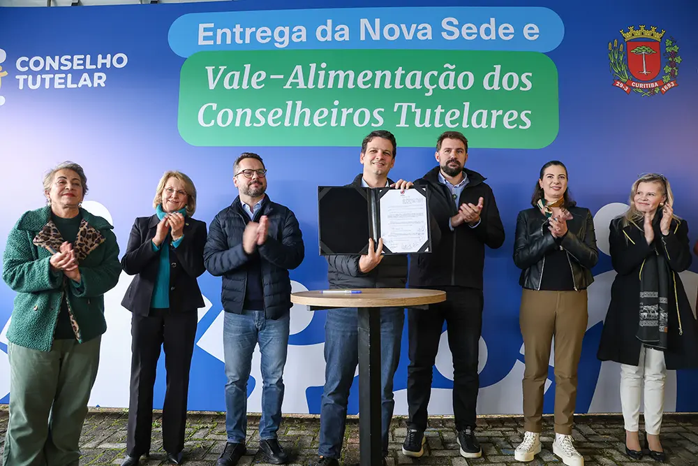 Prefeito Eduardo Pimentel inaugura sede de Conselho Tutelar e concede vale-alimentação 4 Eduardo Pimentel com o secretário de Desenvolvimento Humano, Carlos Eduardo Pijak, vereadores e demais autoridades, inaugura a nova sede do Conselho Tutelar e sanciona lei que institui o vale-alimentação para os conselheiros tutelares