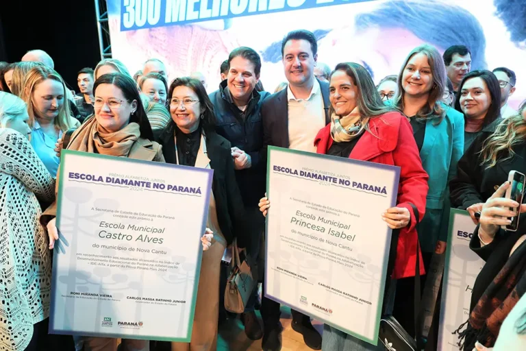 Ratinho Junior entrega premiação para escolas que se destacaram no Índice de Desenvolvimento Educacional do Paraná
