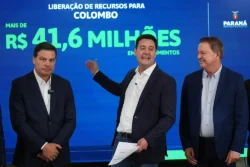 Governador Carlos Massa Ratinho Junior, acompanhado do pré-candidato ao Governo do Paraná, Sandro Alex, confirmou a liberação de verbas ao lado de lideranças municipais, como o prefeito de Colombo, Helder Lazarotto, no Palácio Iguaçu