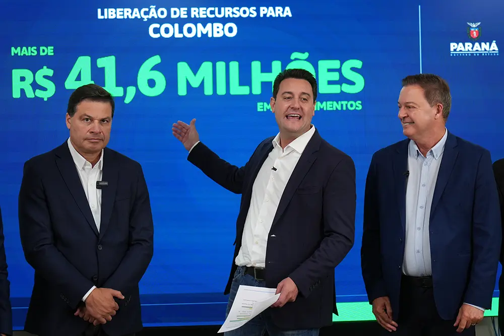 Ratinho Junior confirma R$ 363 milhões para dez cidades do estado do Paraná 2 Governador Carlos Massa Ratinho Junior, acompanhado do pré-candidato ao Governo do Paraná, Sandro Alex, confirmou a liberação de verbas ao lado de lideranças municipais, como o prefeito de Colombo, Helder Lazarotto, no Palácio Iguaçu