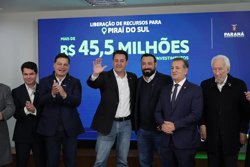 Governador Carlos Massa Ratinho Junior acompanhado dos deputados Alexandre Curi e Sandro Alex, e do vice-governador Darci Piana, oficializa o repasse de R$ 433,4 milhões para obras em doze municípios