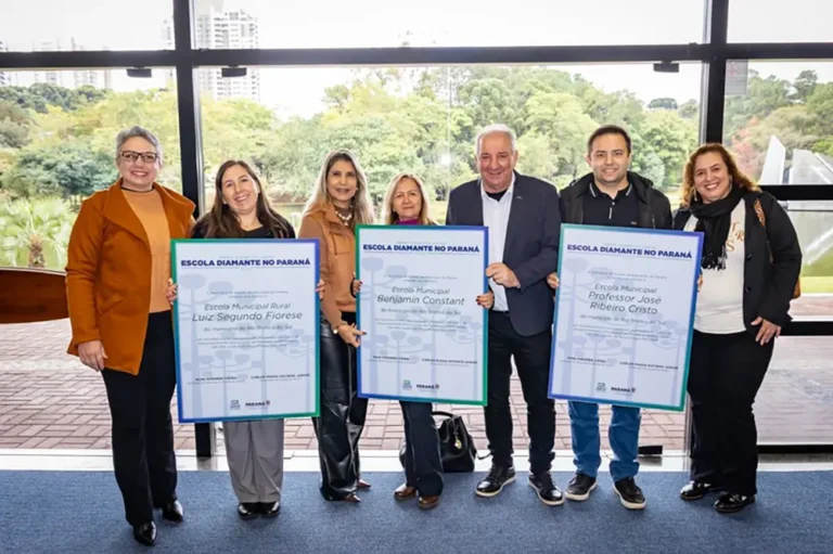 O prefeito Airton Nodary e a secretária de Educação, Elisângela Baido, participaram da cerimônia de premiação