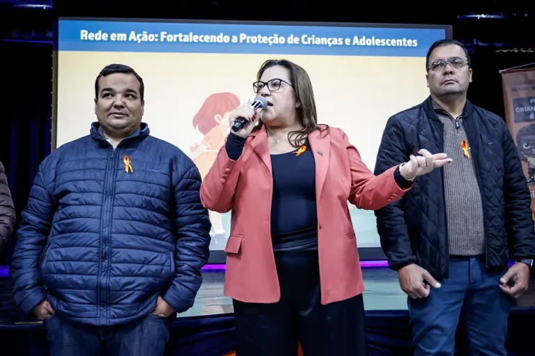 A prefeita Rosa Maria, acompanhada do vice-prefeito, Marcinho, e do vereador Leandro do Zezinho, reforçou a necessidade de esforços conjuntos para o bem-estar da população mais nova