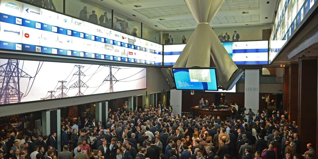 1101839 rvrsa abr121520176673 1 Ibovespa sobe e dólar cai com expectativa de Selic