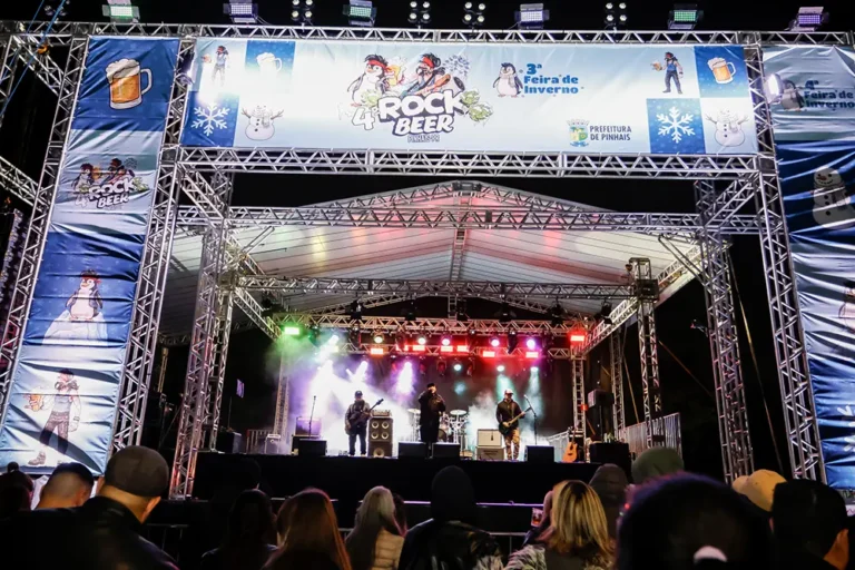 Público compareceu para prestigiar a programação musical e as barracas de artesanato e gastronomia
