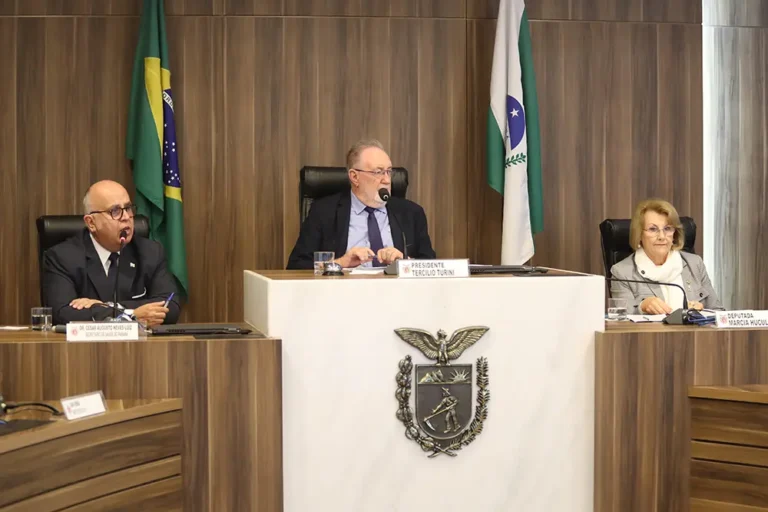 Secretário estadual de Saúde, César Neves (à esquerda), apresenta balanço de ações e investimentos em audiência pública