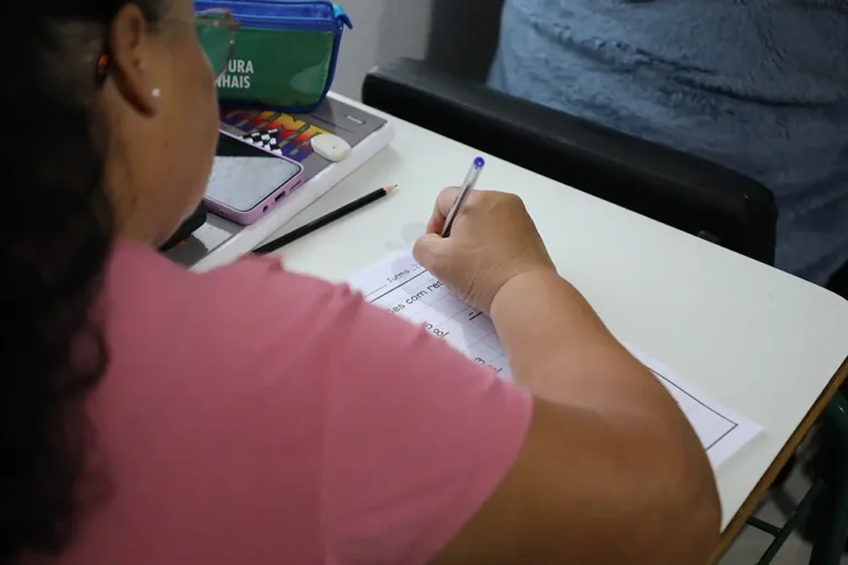 Integrantes do programa Saberes da Maturidade realizam atividades práticas para fortalecer a inclusão digital e o aprendizado acadêmico