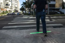 Capital amplia a instalação de barras de LED no piso de travessias para alertar pedestres e reduzir acidentes
