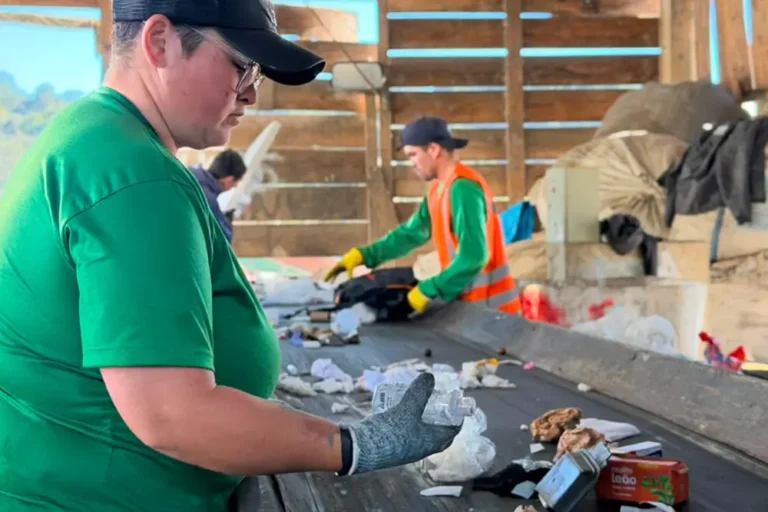 Depois de recolhido pelos caminhões, os materiais recicláveis são encaminhados para a associação local responsável pela triagem