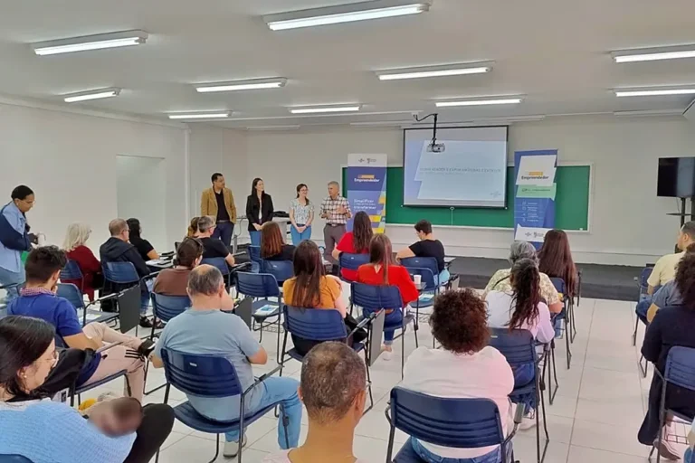 Capacitação realizada em parceria com o Instituto Federal do Paraná prepara feirantes e pequenos empresários