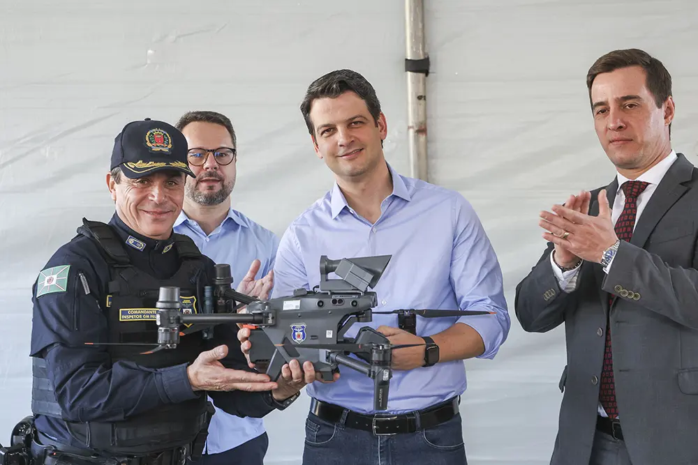 Guarda Municipal de Curitiba ganha patrulha com 32 novos drones 1 Prefeito Eduardo Pimentel com o secretário de Defesa Social e Trânsito, Rafael Vianna, e demais autoridades, lança a Patrulha de Drones Aéreos da Guarda Municipal e entrega 32 novos drones, na Praça Tiradentes
