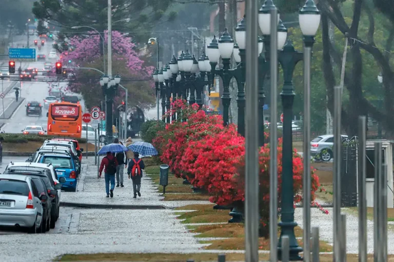 Frente fria avança sobre o território paranaense e provoca queda drástica nas temperaturas e condições favoráveis para formação de geadas na metade sul