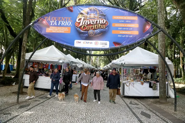 Além das atrações artísticas, as Feiras Especiais de Inverno das praças Osório e Santos Andrade permanecem até 18 de julho
