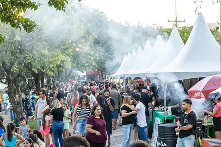 O evento ocorre no Bosque Municipal, com entrada gratuita