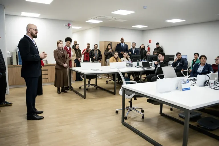 A deputada federal Gleisi Hoffmann esteve em Pinhais ao lado da prefeita Rosa Maria, da secretária Ana Paula e da vereadora Miss Preta para conhecer projetos, obras e visitar o Hospital e Maternidade Papa Francisco