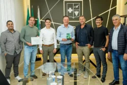 Prefeito Helder Lazarotto e o secretário Ademir Garcia recebem troféu pela atuação de Colombo na Smart City Expo 2026