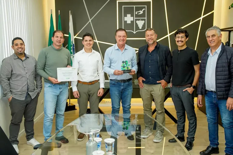 Prefeito Helder Lazarotto e o secretário Ademir Garcia recebem troféu pela atuação de Colombo na Smart City Expo 2026