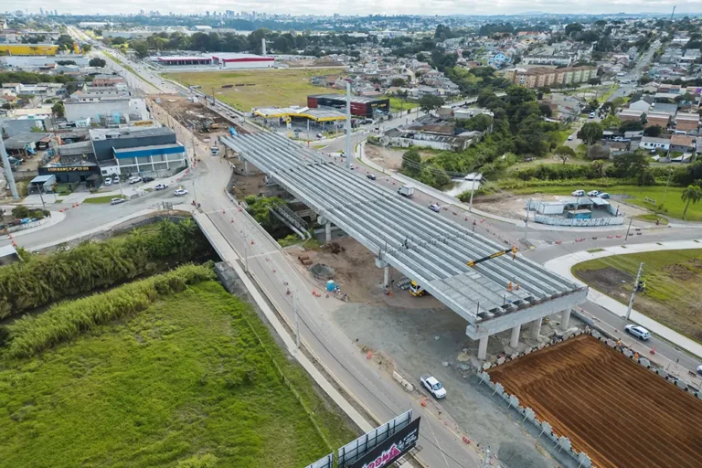 Finalização do lançamento das vigas gigantes do novo viaduto Curitiba-Pinhais