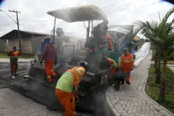 Equipes da Prefeitura de Curitiba executam obras de pavimentação asfáltica na Rua Paul Cezanne