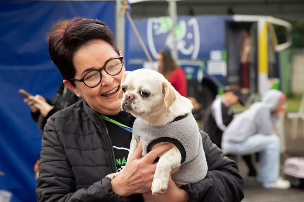 Piraquara registra mais de 1,8 mil atendimentos em saúde animal 5 Carreta do Vet Móvel e equipe técnica realizaram atendimentos veterinários gratuitos e vacinação de cães e gatos no Centro da Juventude