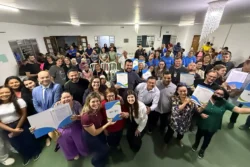 Moradores da Vila União II exibem os documentos de propriedade recebidos gratuitamente durante solenidade oficial que contou com a presença da prefeita Rosa Maria, vereadores e demais autoridades