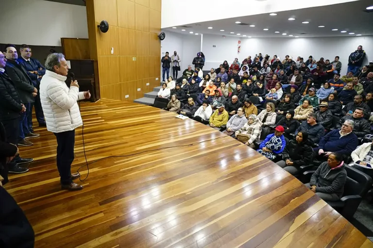 Equipe da Cohab apresenta o projeto Reurb-S em reunião com moradores na Regional Cajuru