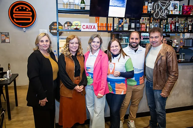 A primeira-dama e secretária municipal da Mulher, Ana Mazon Tesserolli; a vice-prefeita Loireci Dalmolin, empresários e demais autoridades participaram do encontro inaugural da Rota Empreendedora para debater parcerias comerciais