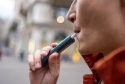 Médicos alertam que substâncias químicas e vapor aquecido do cigarro eletrônico causam danos genéticos e inflamações crônicas na mucosa bucal