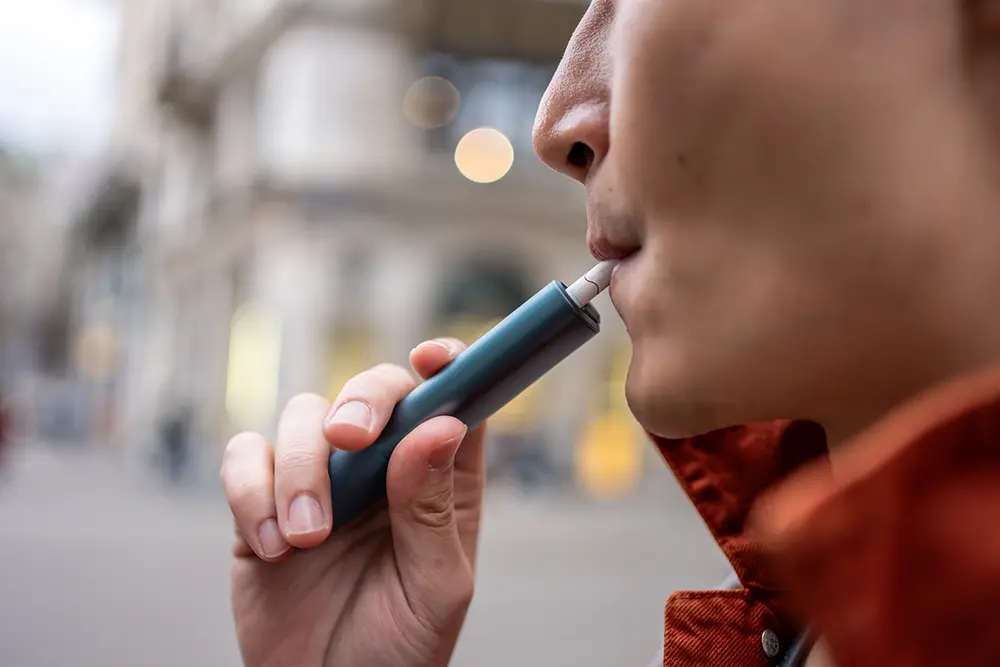 Médicos alertam que substâncias químicas e vapor aquecido do cigarro eletrônico causam danos genéticos e inflamações crônicas na mucosa bucal