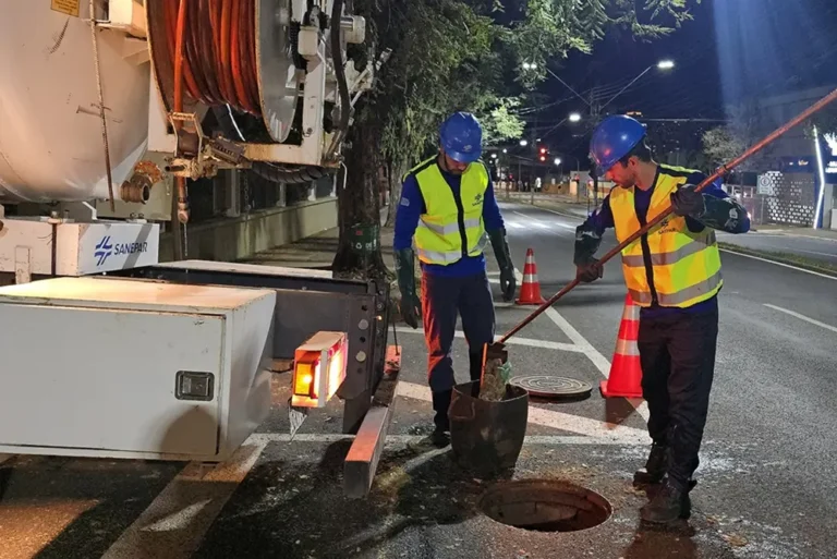 Equipes da Sanepar realizam limpeza e desobstrução preventiva das tubulações sanitárias