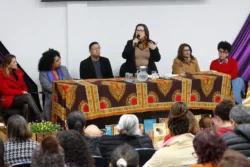 A prefeita Rosa Maria participou da abertura e enfatizou a urgência de debates formativos para a transformação da sociedade