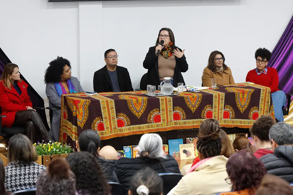 A prefeita Rosa Maria participou da abertura e enfatizou a urgência de debates formativos para a transformação da sociedade