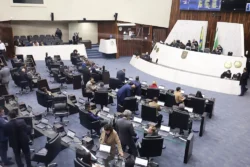 Plenário da Assembleia Legislativa do Paraná durante votação de projetos no dia 10, segunda-feira
