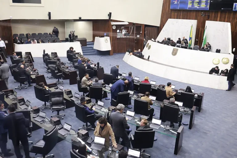 Plenário da Assembleia Legislativa do Paraná durante votação de projetos no dia 10, segunda-feira