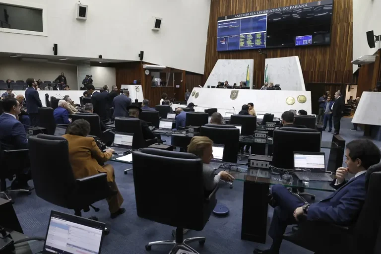 O relatório final, elaborado pelo deputado Evandro Araújo acolheu 81 sugestões e rejeitou outras 42