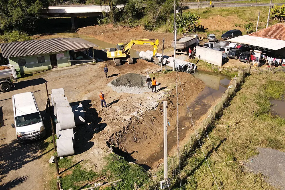 Equipes da Prefeitura executam serviços de desassoreamento, limpeza de rios e melhorias no escoamento para prevenir alagamentos