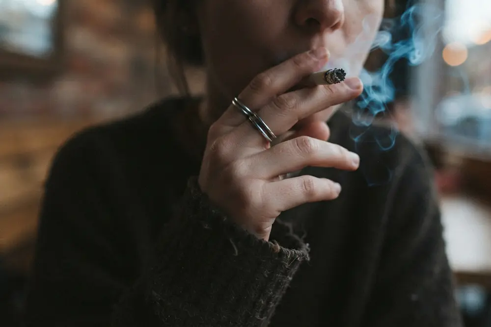 O hábito de fumar compromete tecidos gengivais, favorece a perda dentária e eleva drasticamente a incidência de lesões malignas na cavidade oral