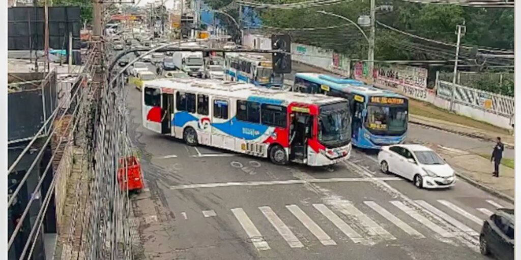 criminosos usam onibus em barricadas contra operacao policial no rio Rio: Criminosos usam ônibus em barricadas contra operação policial