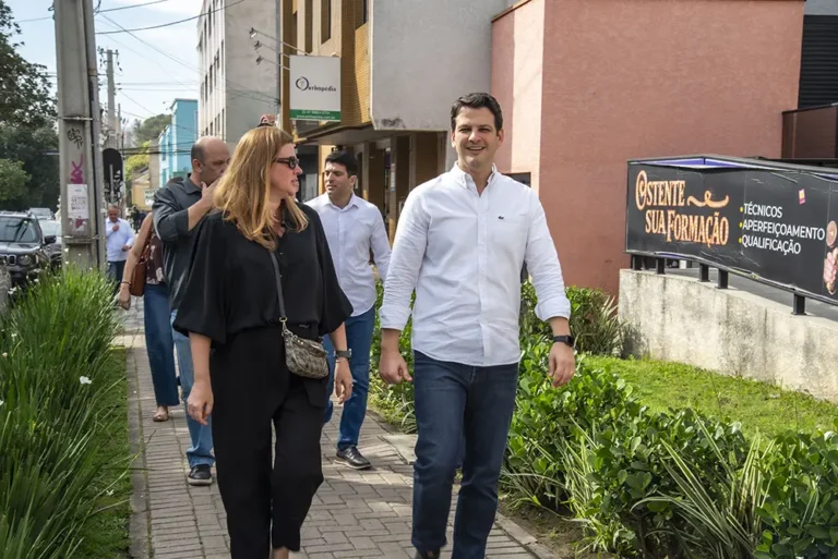 Prefeito Eduardo Pimentel e a coordenadora Tatiana Turra realizam caminhada no Centro de Curitiba para visitar estabelecimentos comerciais e conversar com empresários