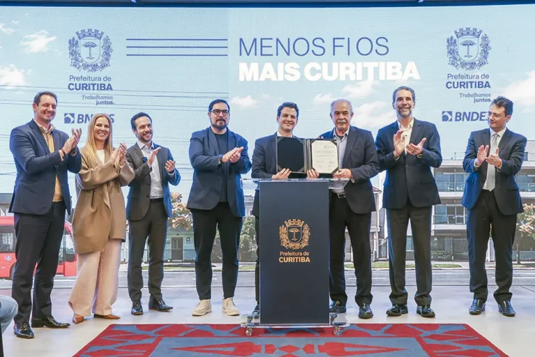 Prefeito Eduardo Pimentel assina com o presidente do BNDES, Aloizio Mercadante, protocolo de intenções para estudo de Parceria Público-Privada (PPP), visando o enterramento da fiação elétrica e de telecomunicações em Curitiba