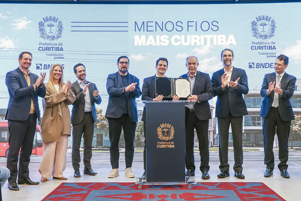 Prefeito Eduardo Pimentel assina com o presidente do BNDES, Aloizio Mercadante, protocolo de intenções para estudo de Parceria Público-Privada (PPP), visando o enterramento da fiação elétrica e de telecomunicações em Curitiba
