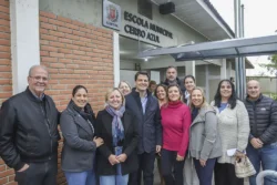 Prefeito Eduardo Pimentel, acompanhado pelo secretário municipal da Educação, Paulo Afonso Schmidt, visita a Escola Municipal Cerro Azul que alcançou a nota 8.0 e ficou entre as dez melhores de todo o país