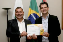 Prefeito de Curitiba, Eduardo Pimentel, é condecorado com o troféu de Prefeito Inovador 2026 em evento representado pelo secretário Sérgio Bento